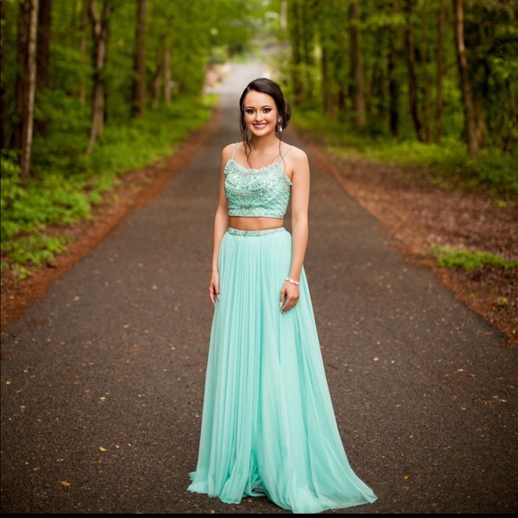Sherri Hill Prom dress. 2 piece. Size 2. - Picture 3 of 3